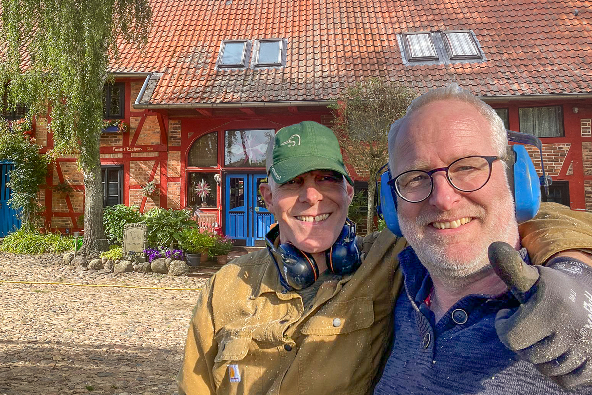 Klaus und Tillman Rauhaus vor dem Hof Welkensiek in Heiligendorf/ Wolfsburg